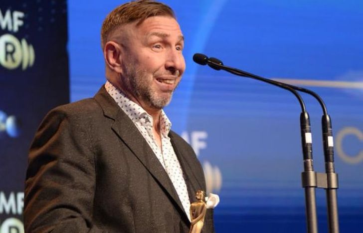 El periodista con su estatuilla.