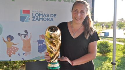 La creadora de la réplica quiso compartir la copa con lo vecinos. La creadora de la réplica quiso compartir la copa con lo vecinos.