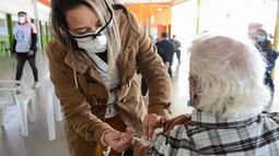 También vacunarán contra la gripe para los grupos priorizados.