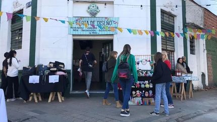 Las ferias cuentan con una gran concurrencia, tanto de emprendedores como de público.