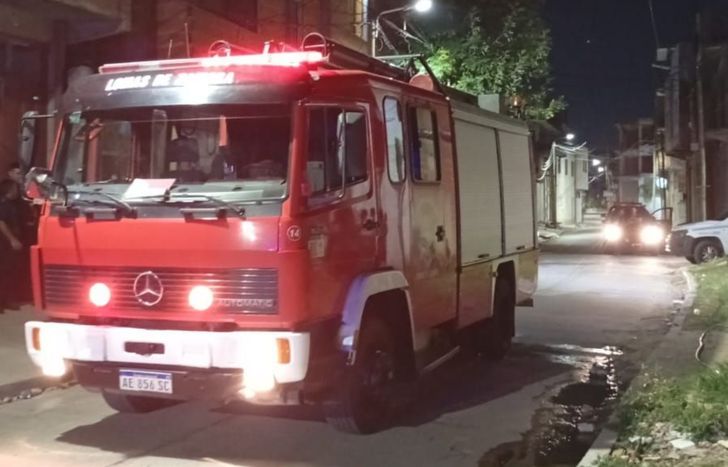 Los bomberos de Lomas asistieron con una dotación para apagar el incendio.