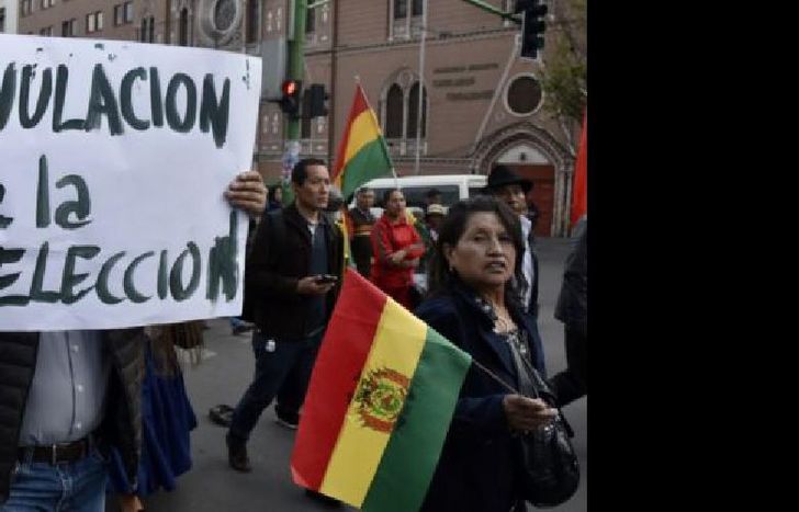 Opositores pedían la renuncia.