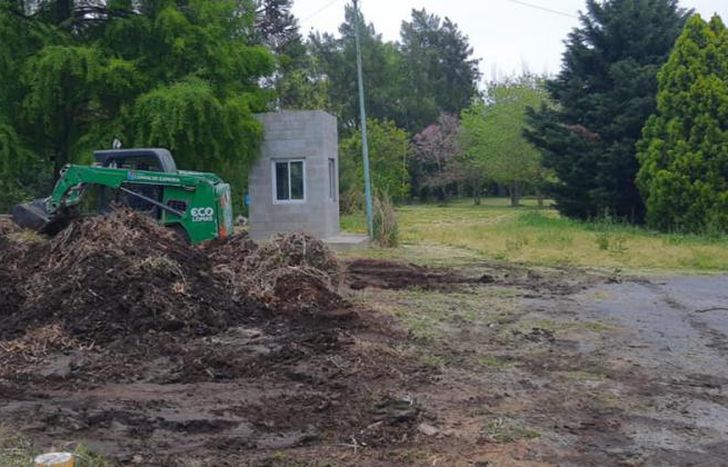 Acondicionaron los espacios verdes con maquinaria de Eco Lomas.