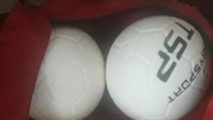 Cinco pelotas fueron donadas por los socios. Cinco pelotas fueron donadas por los socios.