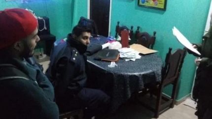 Uno de los policías al momento de la detención en 2018.