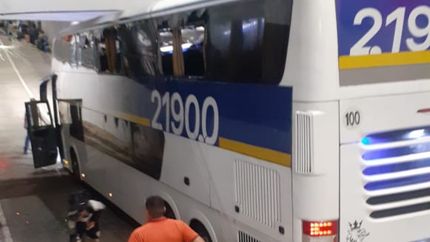 El micro quedó incrustado en el paso bajo nivel de Banfield. El micro quedó incrustado en el paso bajo nivel de Banfield.