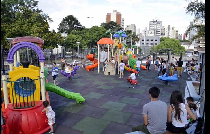 la atracción principal está compuesta por estructuras como puentes, rampas y toboganes.