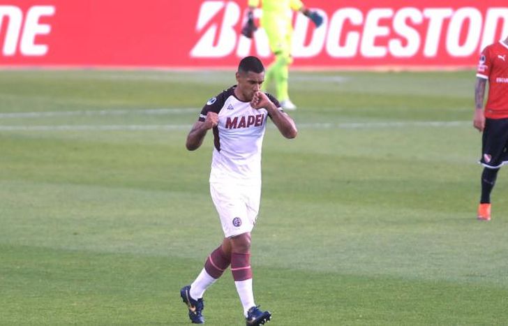 Sand festeja su gol, el segundo de un Lanús que nada perdona.
