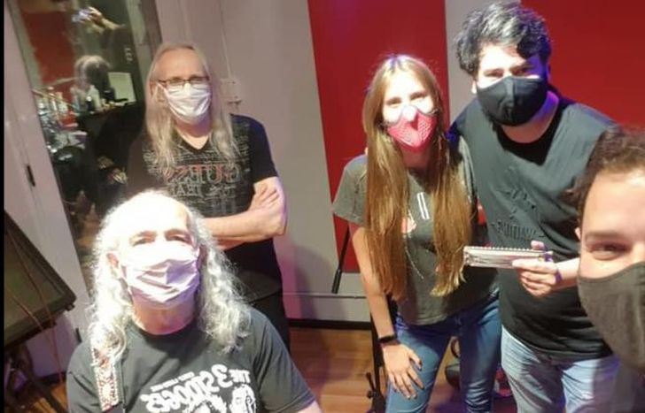 La banda y con barbijo.