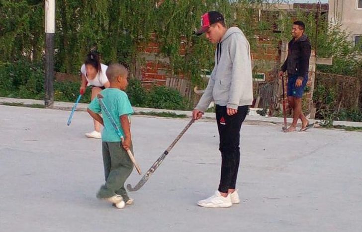 Los chicos ya pueden disfrutar del hockey otra vez.