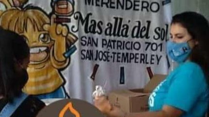 Helados para los chicos de un merendero.