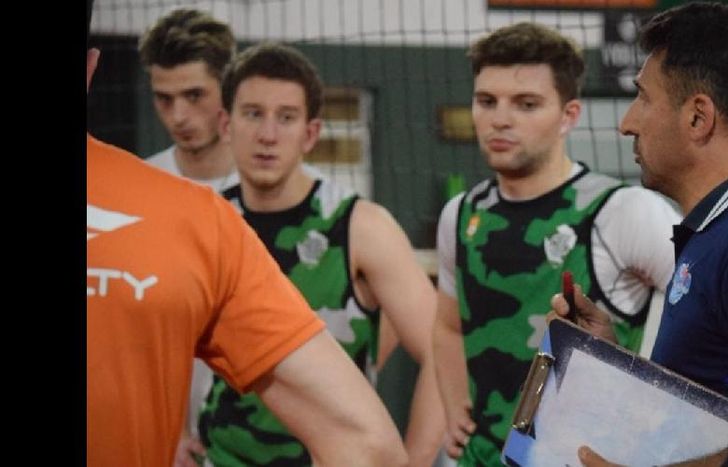 Marcelo Silva, entrenador de Lomas, en una charla con los jugadores del Combinado Sur.