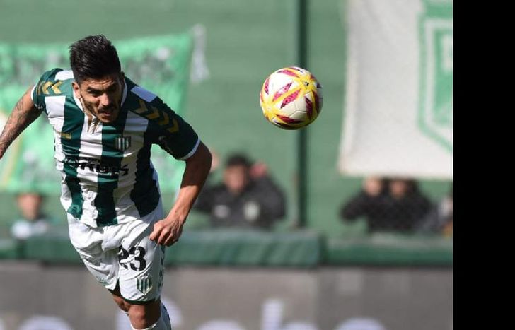 De palomita, define esquinado el volante para el 1-0.