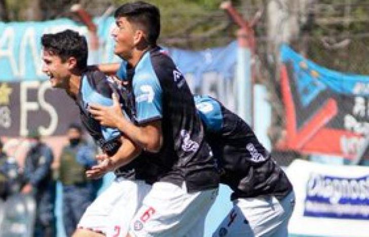Arrechea recibe el abrazo de sus compañeros.