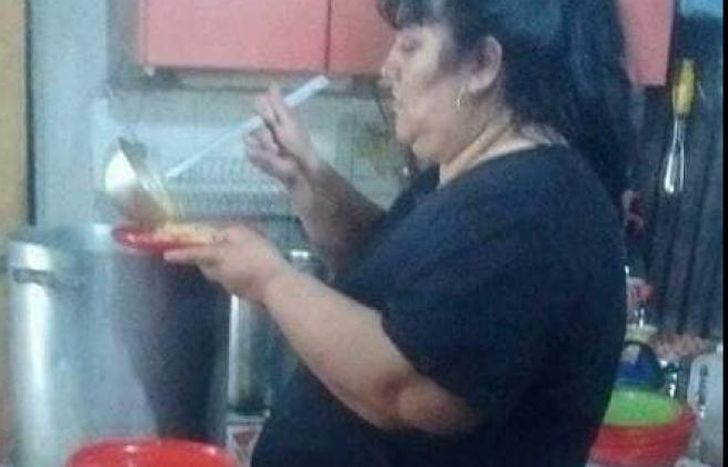 Claudia Galian, la responsable del espacio en plena entrega.