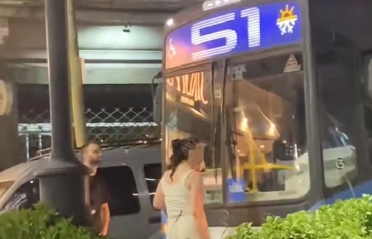 La mujer se enojó con un chofer de la línea 51.