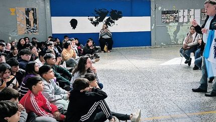 Uno de los ex alumnos de la escuela de Temperley y veterano de Malvinas se emocionó al volver a ese lugar para relatar su historia. Uno de los ex alumnos de la escuela de Temperley y veterano de Malvinas se emocionó al volver a ese lugar para relatar su historia.