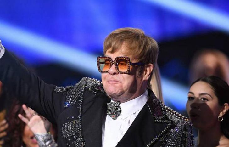 Elton John participa en la canción The Pink Panthom.
