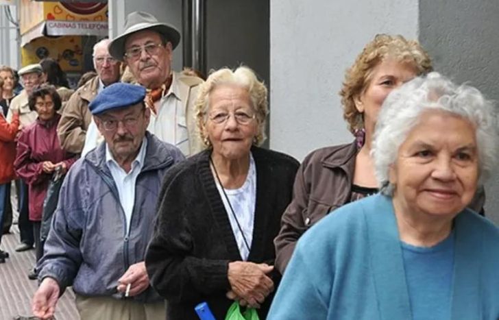 Los jubilados tendrán un beneficio extra con el aumento del salario mínimo.