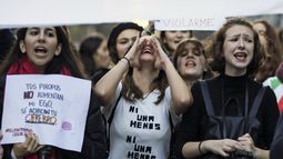 “Justicia por Dulce y Agostina”, uno de los lemas de la marcha de Ni Una Menos. “Justicia por Dulce y Agostina”, uno de los lemas de la marcha de Ni Una Menos.