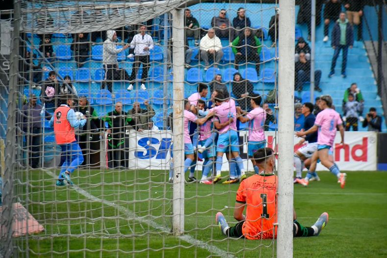 Todos abrazan a Luciano Nieto tras la apertura del marcador de Temperley ante Chicago.