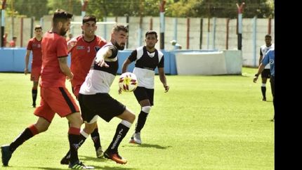 El equipo de Pablo Vico superó amistosamente a Estudiantes de Buenos Aires.