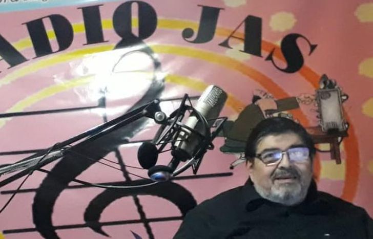 Con los artistas, Jorge aporta a la cultura nacional.