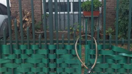 El candado colocado por la dueña en el portón de la casa.