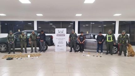 Los tres detenidos y todos los elementos incautados.