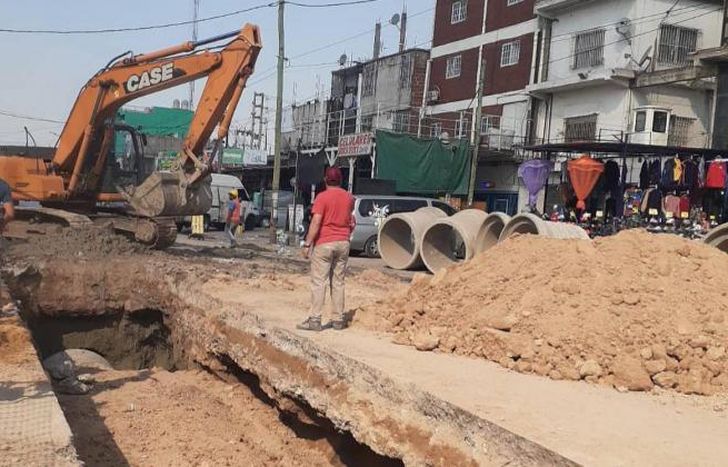 Construyen un aliviador sobre la calle Olimpo, de Santa Catalina.