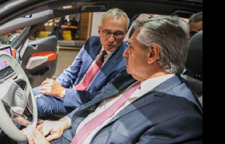 Alberto realizó un recorrido por la sede tecnológica de la empresa automotriz.