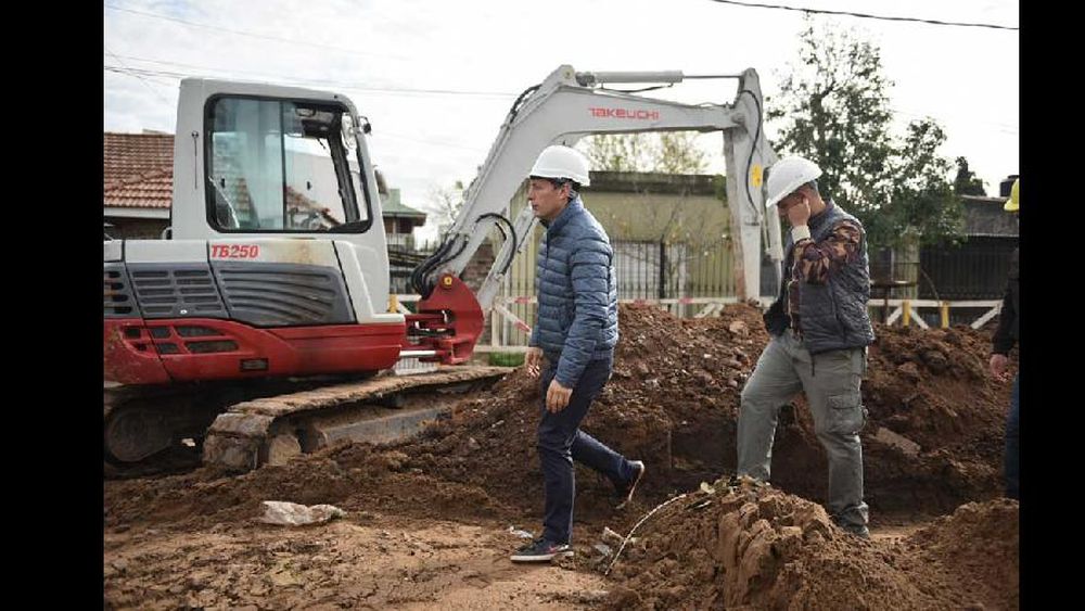 Gray recorrió la obra cloacal en la localidad de El Jagüel