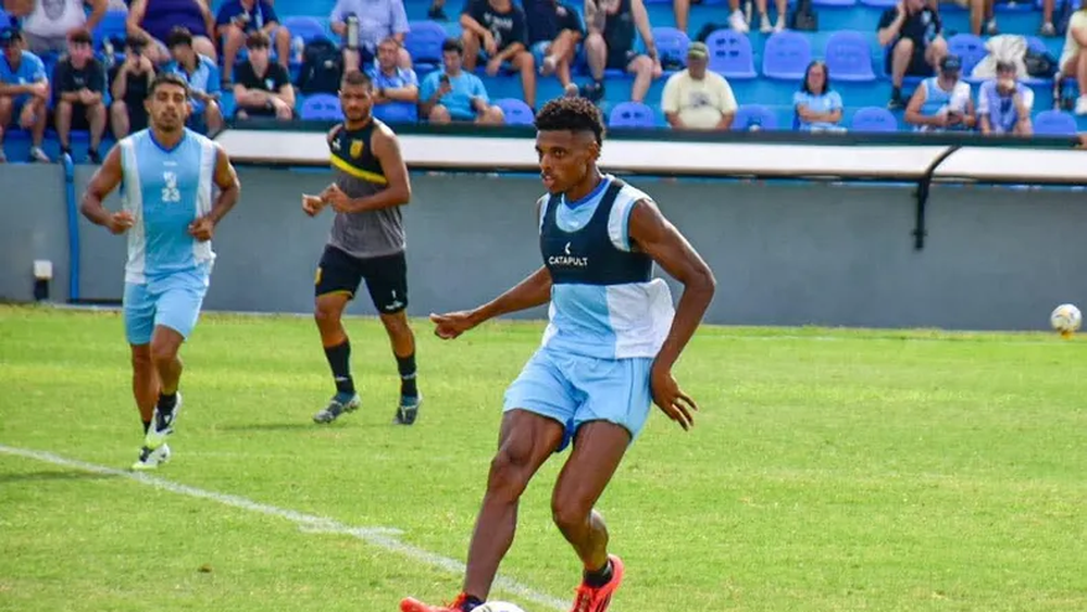 Oswaldo Pacheco, uno de los pilares en la defensa de Temperley. Oswaldo Pacheco, uno de los pilares en la defensa de Temperley.