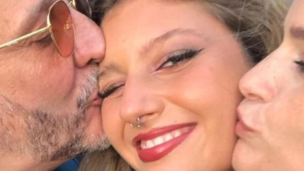 Margarita, con papá y mamá.