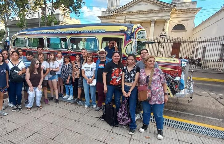 Los participantes viajarán en un colectivo Mercedes Benz modelo 1959.