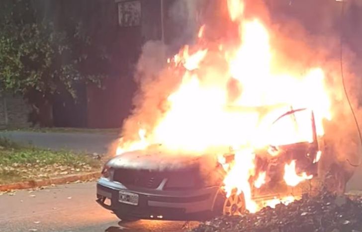 El auto, envuelto en llamas.