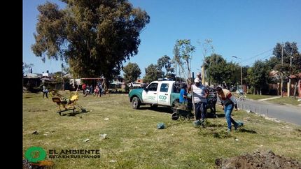 en el lugar camionetas y carros arrojaban basura.