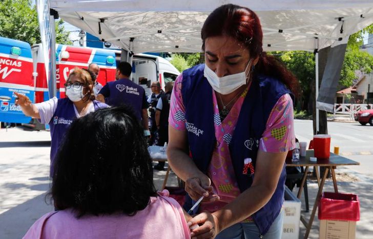 Aplican vacunas y hacen diferentes chequeos médicos.
