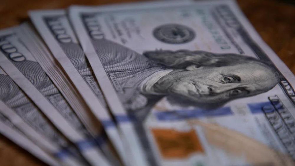 El dólar superó la barrera de los $1.300