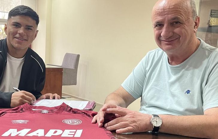 Dylan Aquino, junto al presidente Nicolás Russo, en la firma de su nuevo contrato.