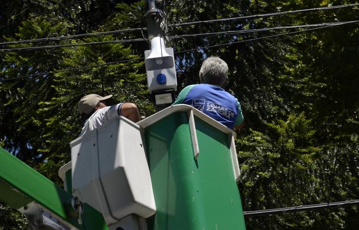 Las alarmas tienen una sirena y un reflector de luz.