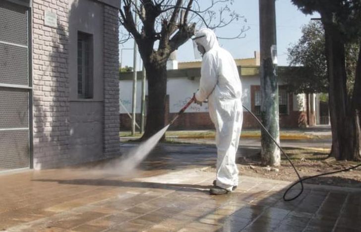 Desinfectan calles, veredas y lugares públicos.
