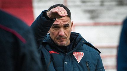 Leonardo Lemos deberá modificar la defensa.