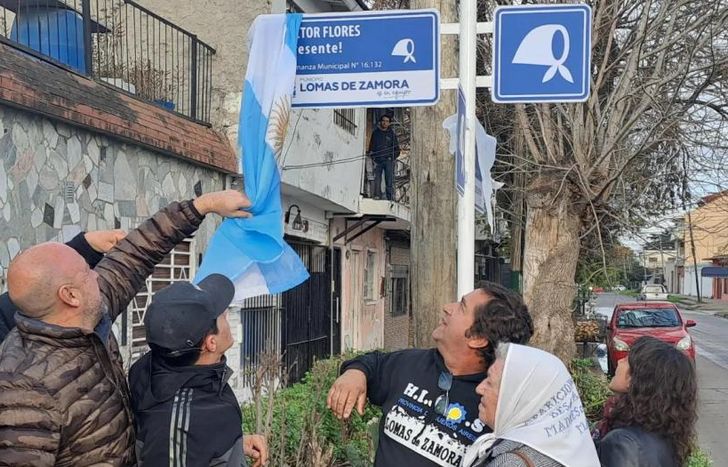 El momento en que descubrieron una de las señalizaciones con el nombre de Héctor Flores.