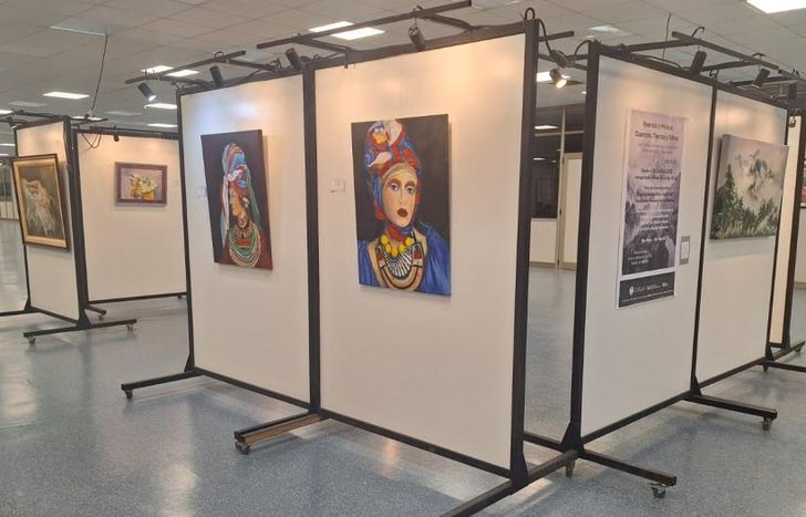 Los cuadros ya están colgados, a la espera de ser disfrutados por cientos de vecinos.