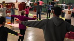 La jornada la organiza el profesor de yoga, Rober Ribas que hace más de 25 años que dicta clases en Turdera.