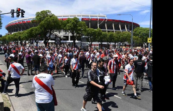 Los hinchas se va del Monumental tras recibir la información de que no se jugaba.