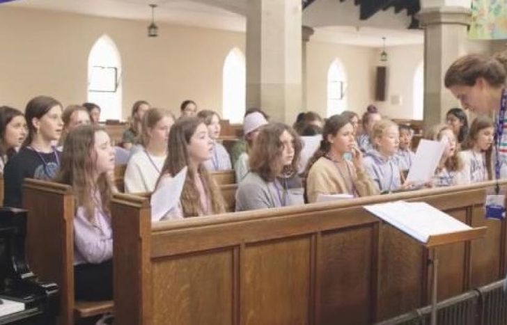 Mariana Rosas prepara al coro de niñas en Londres.
