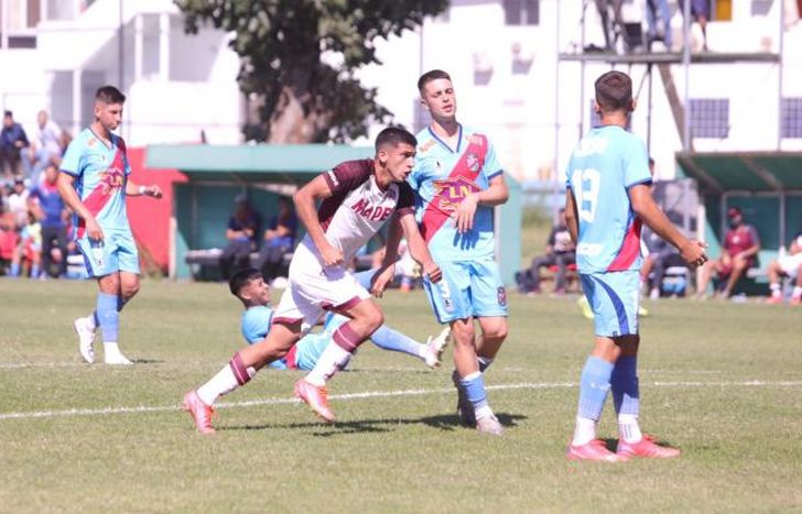 Sanabria comienza la carrera por el festejo de su gol.