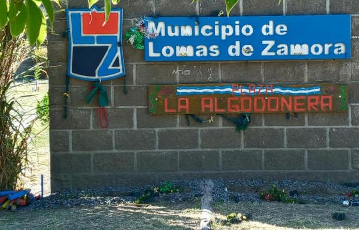 Las maderas y las guirnaldas en el pasto. Bronca de los vecinos.